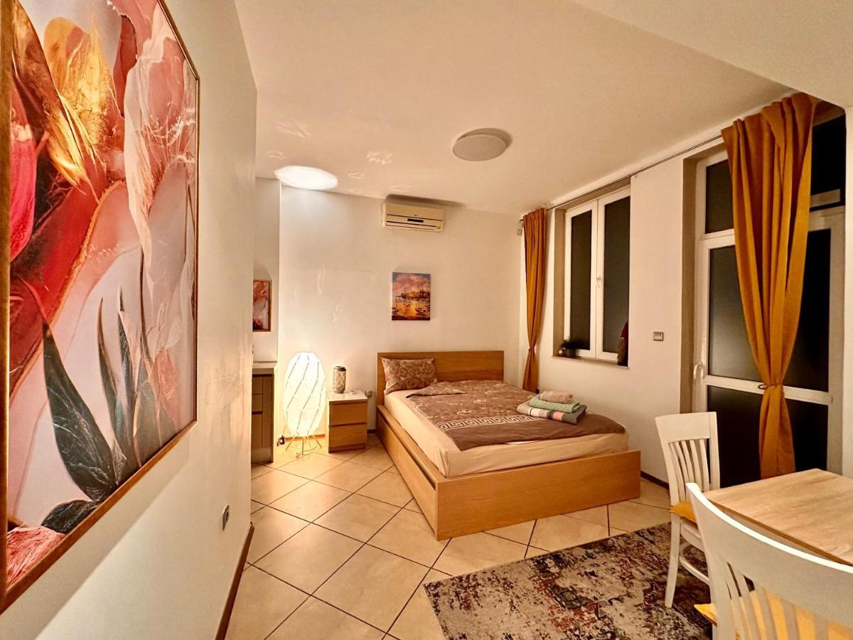 Private Center Opera And Nevski Cathedral Apartment *